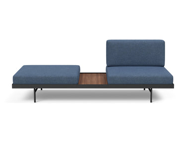 Puri daybed med valnøddebord i 302 Weda Blue, set forfra