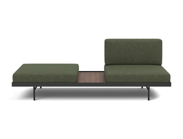 Puri daybed med valnøddebord i 353 Taura Forest, set forfra