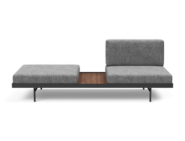 Puri daybed med valnøddebord i 563 Twist Charcoal, set forfra