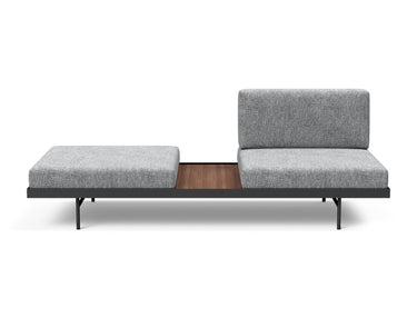 Puri daybed med valnøddebord i 565 Twist Granite, set forfra
