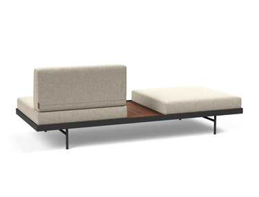 Puri daybed med valnøddebord i 539 Bouclé Beige, set skråt bagfra