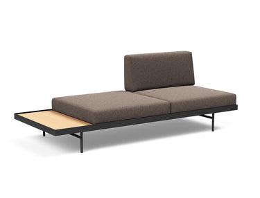 Puri daybed med egetræsbord i 530 Bouclé Taupe, med bordet i enden