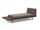 Puri daybed med valnøddebord i 530 Bouclé Taupe, med bordet i enden, set fra siden