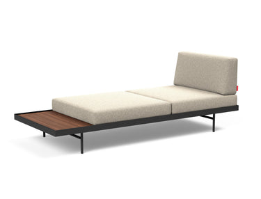 Puri daybed med valnøddebord i 539 Bouclé Beige, med bordet i enden, set fra siden