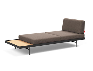 Puri daybed med egetræsbord i 530 Bouclé Taupe, med bordet i enden, set fra siden