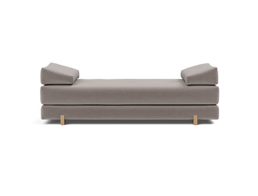 Sigmund Drip daybed i 418 Esina Truffle, set forfra
