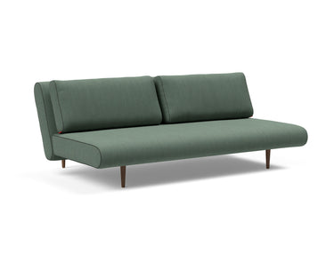 Unfurl Lounger sovesofa i 518 Elegance Green, set skråt forfra