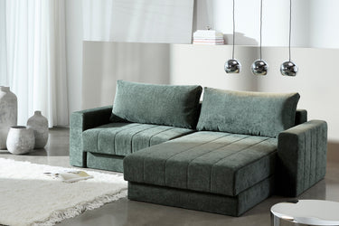 Akello sovesofa med chaiselong og armlæn i 281 Avella Pine Green i en stue