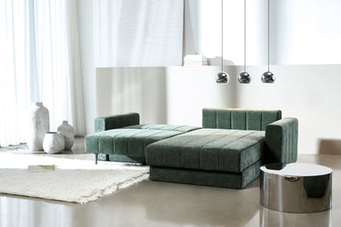 Akello sovesofa med chaiselong og armlæn i 281 Avella Pine Green i en stue, billede 3