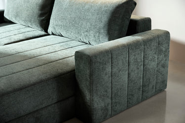 Akello sovesofa med chaiselong og armlæn i 281 Avella Pine Green i en stue, billede 4