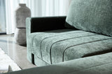 Akello sovesofa med chaiselong og armlæn i 281 Avella Pine Green i en stue, billede 5