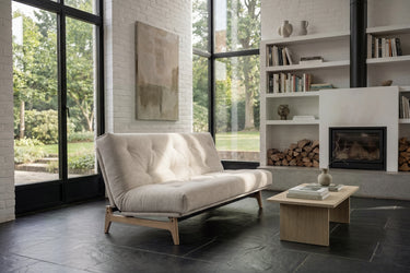 Aslak 140 sovesofa med Latex madras i 612 Blida Sand Grey i en stue