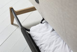Aslak 140 sovesofa med Latex madras i 612 Blida Sand Grey i en stue, billede 7