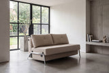 Cubed 140 Alu sovesofa i 612 Blida Sand Grey i en stue