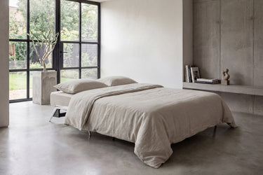 Cubed 140 Alu sovesofa i 612 Blida Sand Grey i en stue, billede 2