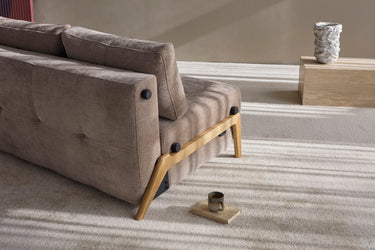 Cubed 140 Wood sovesofa i 417 Esina Mocha i en stue, billede 4