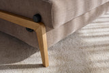 Cubed 140 Wood sovesofa i 417 Esina Mocha i en stue, billede 5