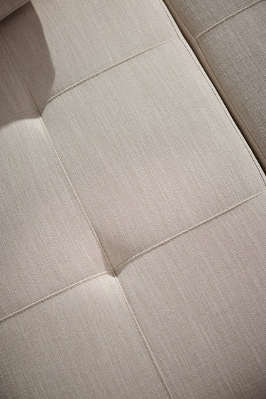 Cubed 140 Wood sovesofa i 612 Blida Sand Grey i en stue, billede 10