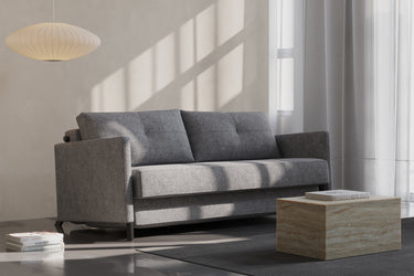 Cubed 160 sovesofa med armlæn i 565 Twist Granite i en stue