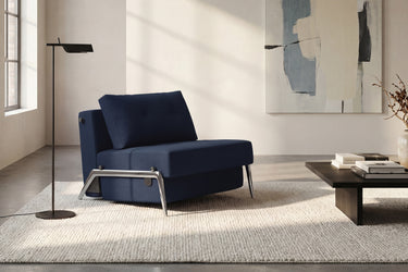 Cubed 90 Alu stol i 528 Mixed Dance Blue i en stue