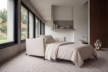 Cubed 90 stol med armlæn i 612 Blida Sand Grey i en stue, billede 2