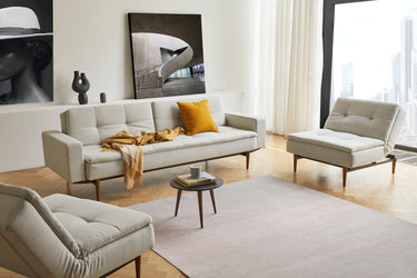 Dublexo Styletto Dark Wood sovesofa med armlæn i 527 Mixed Dance Natural i en stue, billede 2