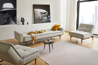 Dublexo Styletto Dark Wood sovesofa med armlæn i 527 Mixed Dance Natural i en stue, billede 4