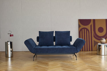 Ghia Laser daybed i 414 Esina Indigo Blue i en stue
