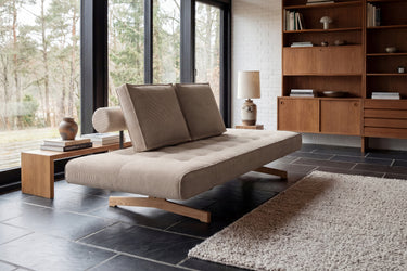 Ghia Wood daybed i 316 Cordufine Pine Green i en stue