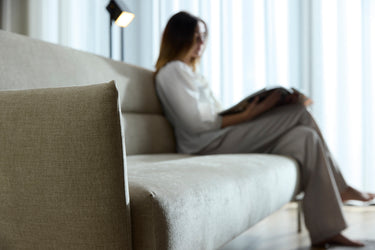 Jillis sovesofa med armlæn i 280 Avella Sand i en stue, billede 5
