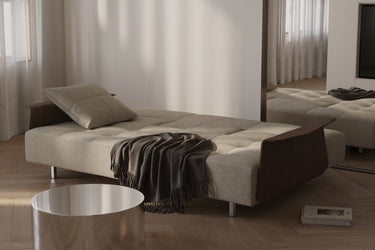 Long Horn D.E.L. sovesofa med armlæn i 539 Bouclé Beige i en stue, billede 3