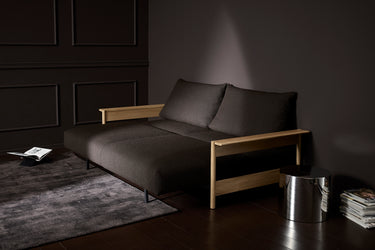 Malloy Wood sovesofa i 358 Taura Chocco i en stue