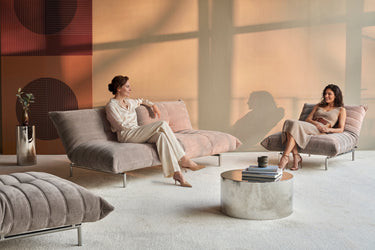 Mikunjo sovesofa i 418 Esina Truffle i en stue