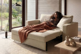 Neah 140 sovesofa med standard armlæn i 357 Taura Off White i en stue, billede 2