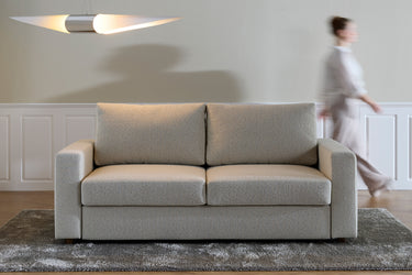 Neah 160 sovesofa med standard armlæn i 357 Taura Off White i en stue