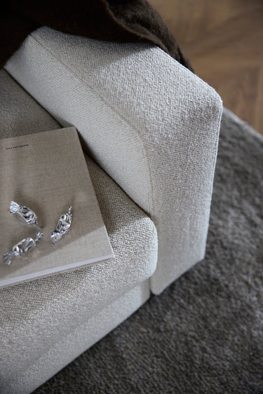 Neah 160 sovesofa med standard armlæn i 357 Taura Off White i en stue, billede 2