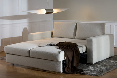 Neah 160 sovesofa med standard armlæn i 357 Taura Off White i en stue, billede 3