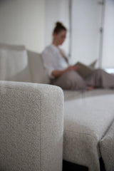 Neah 160 sovesofa med standard armlæn i 357 Taura Off White i en stue, billede 4
