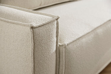 Newilla sovesofa i 357 Taura Off White i en stue, billede 9