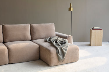 Norum sovesofa med chaiselong og Chunky armlæn i 417 Esina Mocha i en stue, billede 6