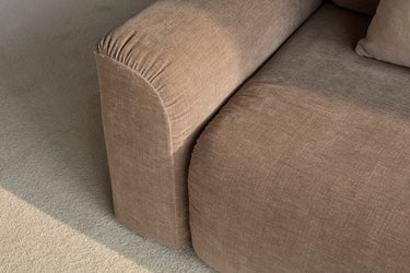 Norum sovesofa med chaiselong og Chunky armlæn i 417 Esina Mocha i en stue, billede 7