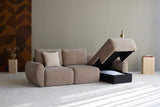 Norum sovesofa med chaiselong og Curve armlæn i 417 Esina Mocha i en stue, billede 2