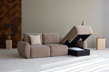 Norum sovesofa med chaiselong og Curve armlæn i 417 Esina Mocha i en stue, billede 2