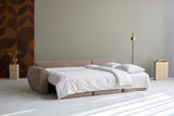 Norum sovesofa med chaiselong og Curve armlæn i 417 Esina Mocha i en stue, billede 4