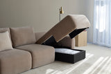 Norum sovesofa med chaiselong og Curve armlæn i 417 Esina Mocha i en stue, billede 7