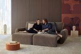 Norum sovesofa med Curve armlæn i 411 Esina Cedar Brown i en stue