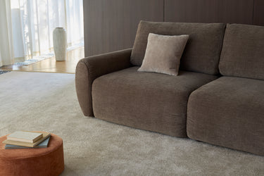 Norum sovesofa med Curve armlæn i 411 Esina Cedar Brown i en stue, billede 4