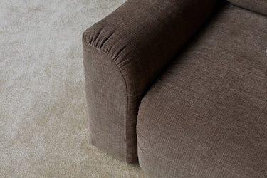 Norum sovesofa med Chunky armlæn i 411 Esina Cedar Brown i en stue, billede 4