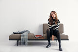 Puri daybed med valnøddebord i 530 Bouclé Taupe i en stue