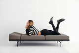 Puri daybed med valnøddebord i 530 Bouclé Taupe i en stue, billede 3